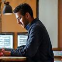 Pablo, emprendedor, trabajando tranquilamente en su oficina
