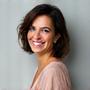 Retrato de Marta G., mujer española sonriendo amablemente.
